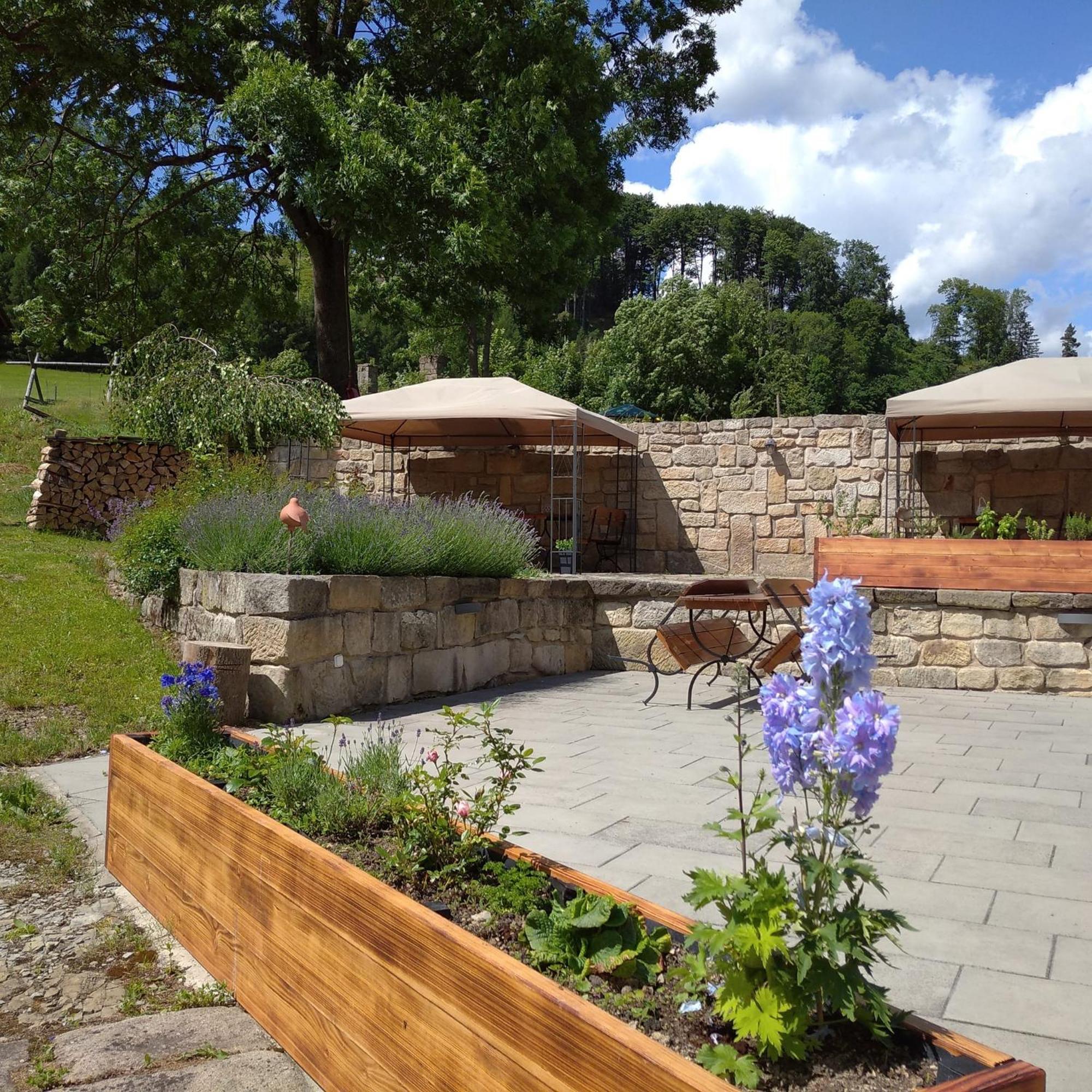 Hotel Statek Bily Dvur - Bely Machov Esterno foto