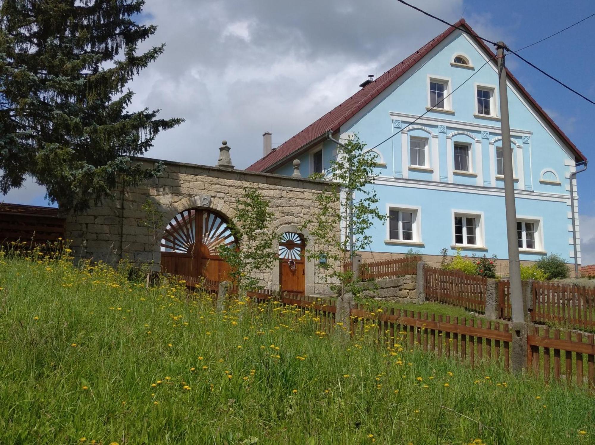 Hotel Statek Bily Dvur - Bely Machov Esterno foto